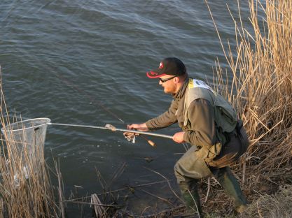 Ловля рыбы с крутого берега